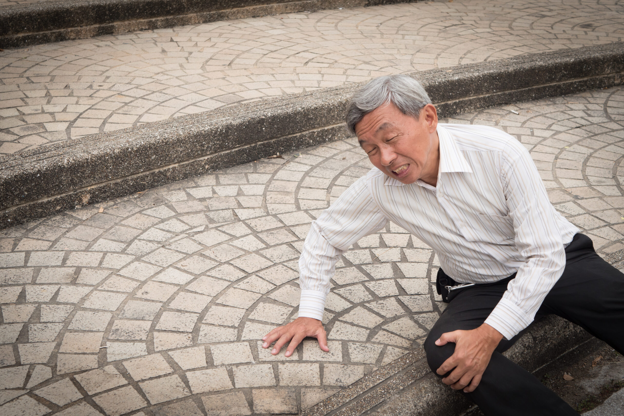 man fell and injured knee on public property